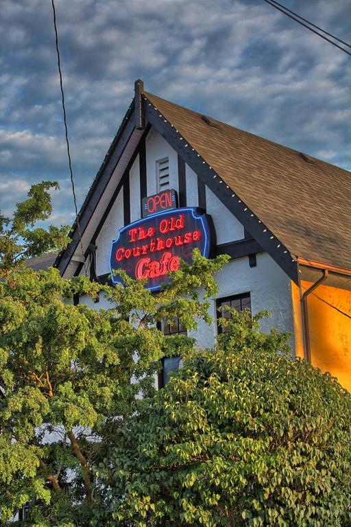 The Old Courthouse Inn Powell River Exteriér fotografie